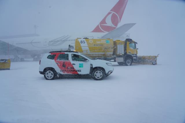 Son Dakika: Yoğun kar yağışı nedeniyle İstanbul Havalimanı'ndaki tüm uçuşlar durduruldu
