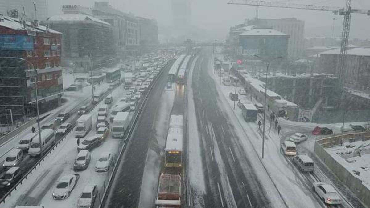 Tramvay, Metro ve Metrobüs çalışıyor mu? 24-25 Ocak 2022 toplu taşıma çalışıyor mu? Metrobüsler, Metrolar ve Tramvaylar açık mı?