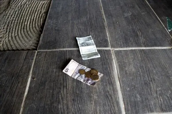 İnsanlık ölmemiş dedirten görüntü! Açık unutulan marketten aldıklarını kameraya gösterip, ücretini bıraktılar İnsanlık ölmemiş dedirten görüntü! Açık unutulan marketten aldıklarını kameraya gösterip, ücretini bıraktılar