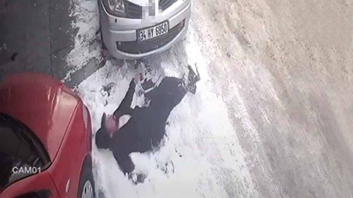 Çaycı gencin buzla imtihanı! O anlar kameraya yansıdı