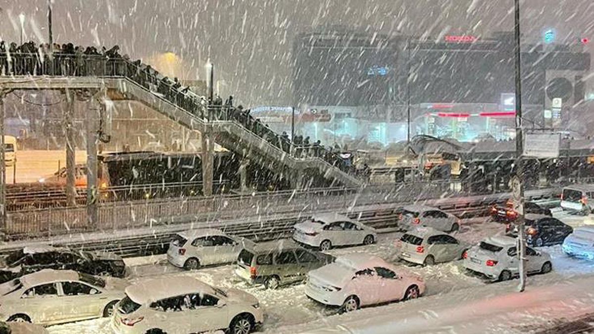 İstanbul'da kar yağışı nedeniyle çok sayıda kişi araçlarında mahsur kaldı
