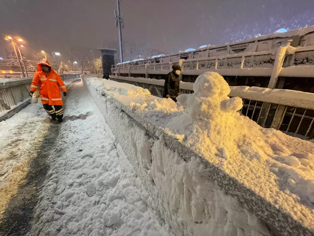İstanbul kara teslim! Yağış etkisini artırdı, mahsur kalanlar için kurtarma planı devreye alındı