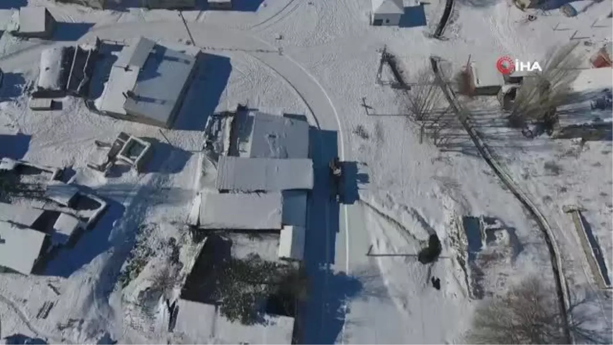 Kar Erzurum'da hayatı felç etti, bin 186 mahallenin 700'üne ulaşım sağlanamıyor