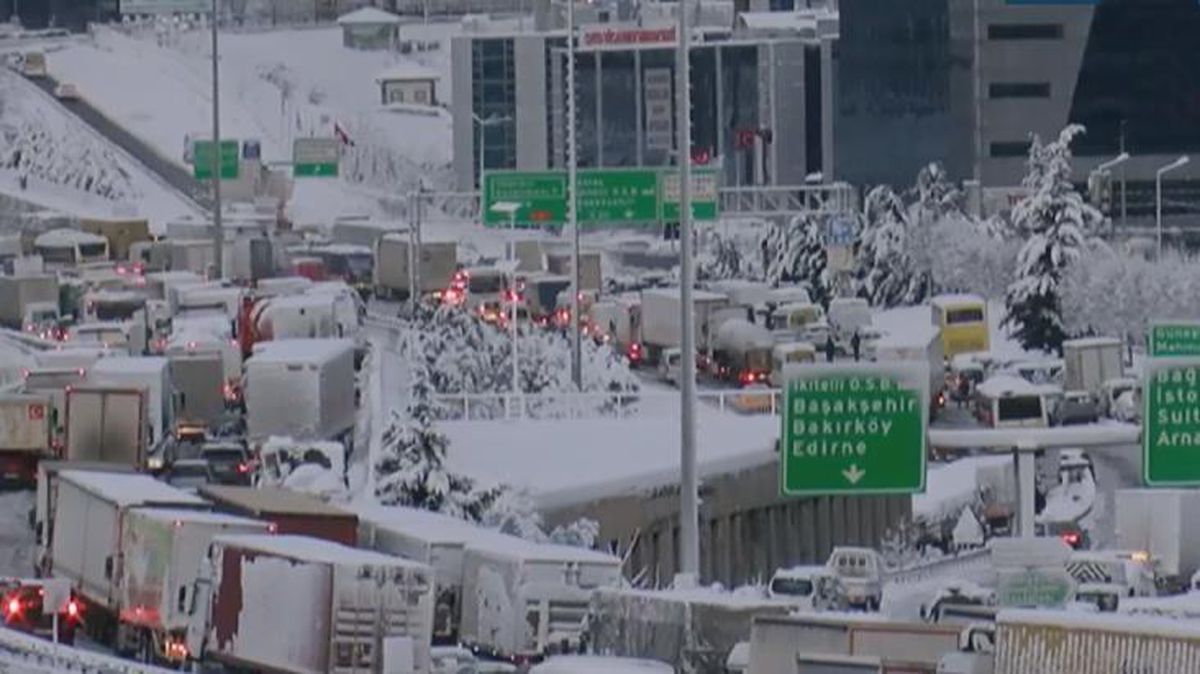 İstanbul'da kar esareti! Onlarca araç saatlerce TEM'de mahsur kaldı