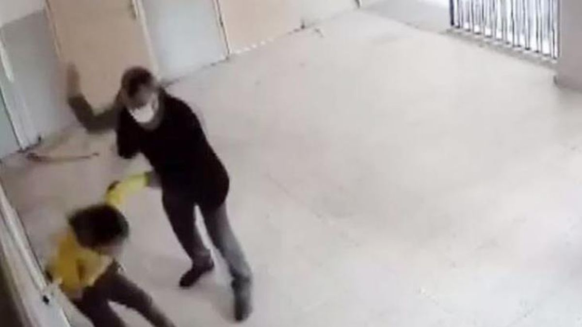 Öğrencisini tekme tokat döven öğretmen, dayaktan sonra kanlı kazağı çıkartıp yenisini satın almış