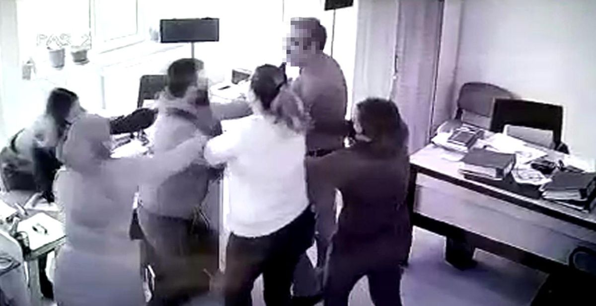 Nüfus Müdürlüğü'nde korkutan anlar! Kadın memura hakaret etti, erkek memura kafa attı