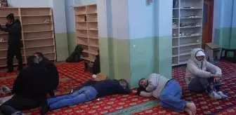 Otelciler kar yağışını fırsata çevirdi! Oda fiyatları 5'e katlanınca vatandaş geceyi camide geçirdi