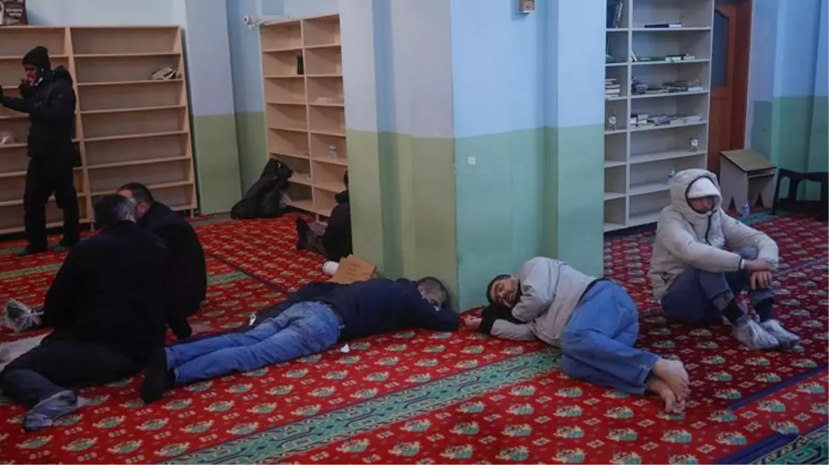 Otelciler kar yağışını fırsata çevirdi! Oda fiyatları 5'e katlanınca vatandaş geceyi camide geçirdi