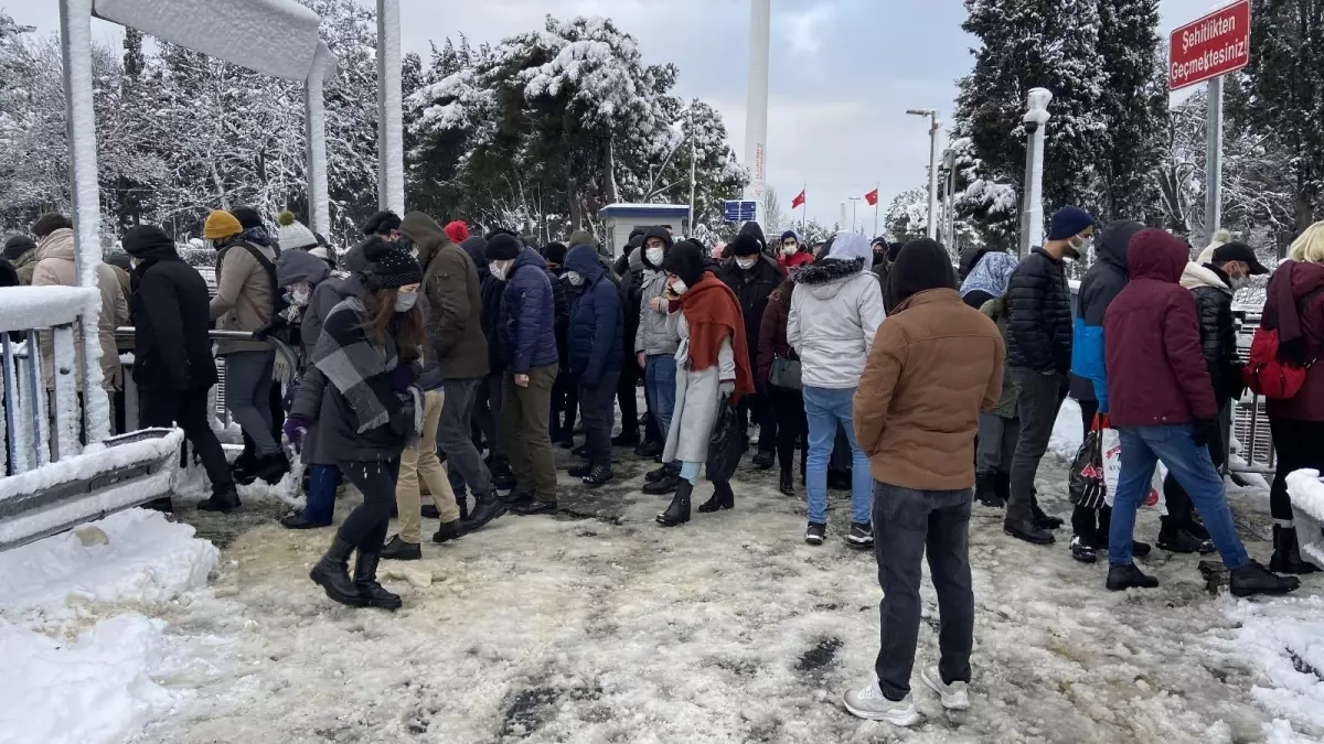 Edirnekapı'da sabah işe giden vatandaşlar zor anlar yaşadı