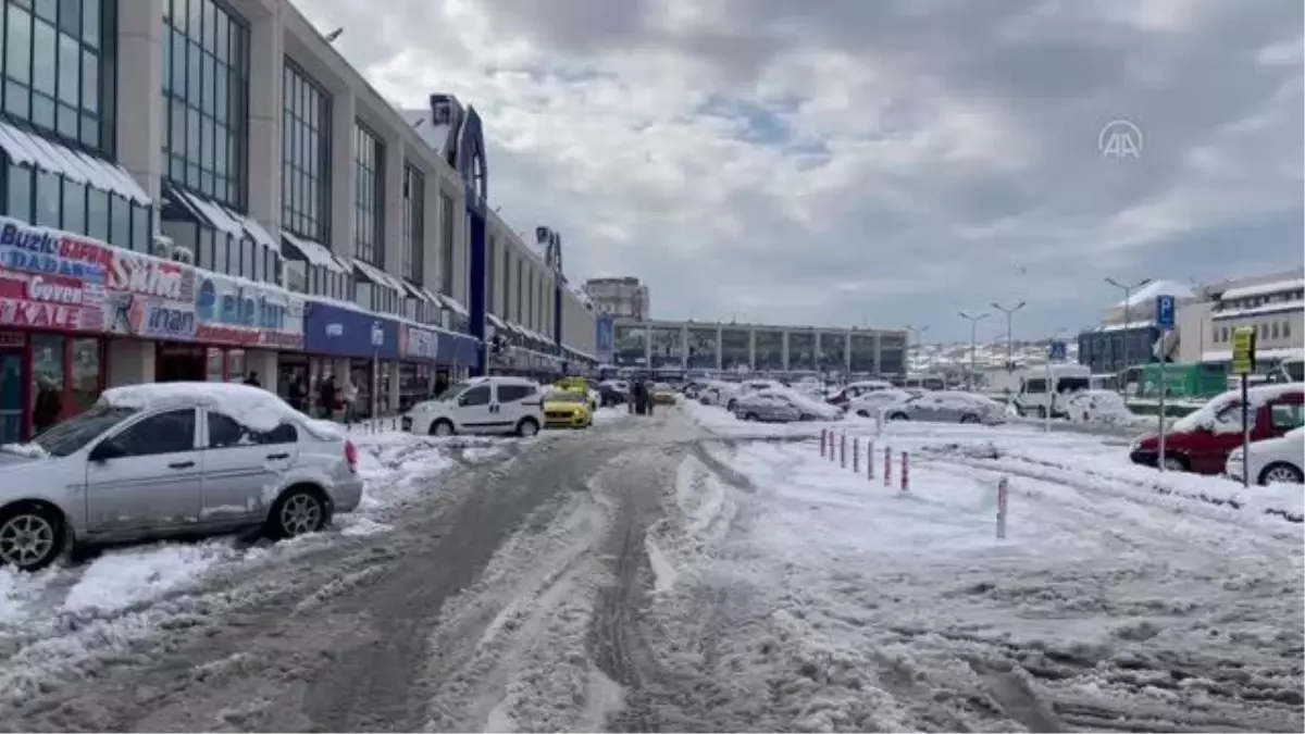 Şehirler arası otobüs seferleri durduruldu - 15 Temmuz Şehitler Otogarı'nda bekleyen vatandaşlar