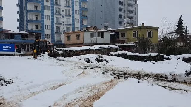 Yolu kardan kapanan mahalledeki hasta için ekipler seferber oldu