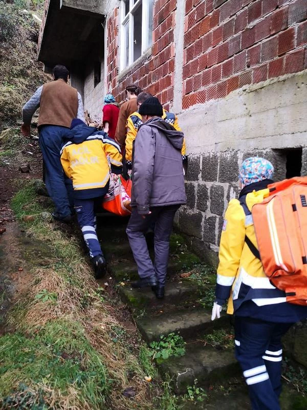 Son dakika: Yolu karla kaplı köyde mahsur kalan hasta, kepçeyle ambulansa taşındı