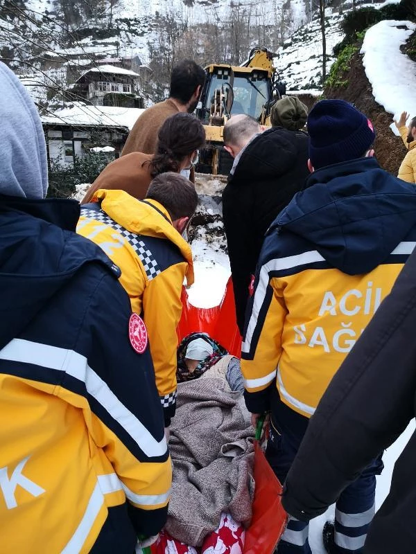 Son dakika: Yolu karla kaplı köyde mahsur kalan hasta, kepçeyle ambulansa taşındı