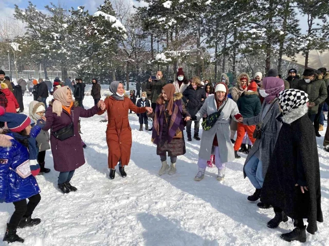 Çekmeköy'de 'Kar Şenliğinde' vatandaşlar kemençe ve horon ile eğlenceye doydu