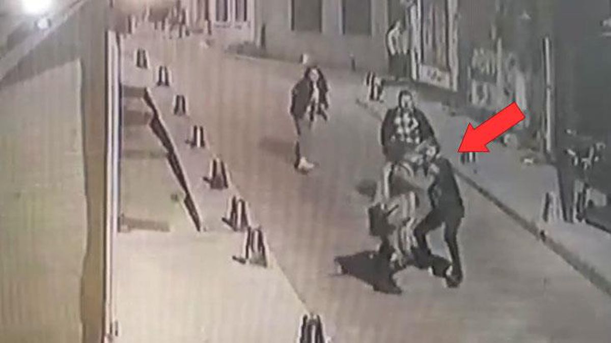 Kafasında şişe kırdı, yere yatırıp defalarca kez tekmeledi! Beyoğlu'nda kadına şiddet anbean kamerada
