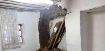 Kahta'da etkili olan kar evin duvarını yıktı