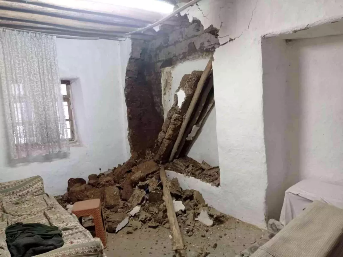 Kahta'da etkili olan kar evin duvarını yıktı