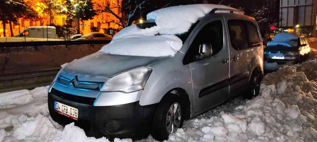 Kar yağışı nedeniyle TEM'de kalan araçlar alınmayı bekliyor