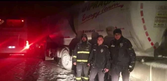 Karlı yolda kalanlara polis yakıt yetiştirdi