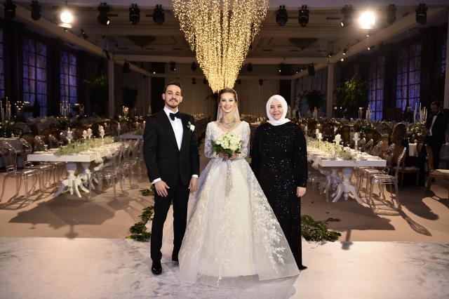 Muhammet Cevahir ve Nurdan Yılmaz, ünlü isimlerin akın ettiği düğün töreninde evlendi Muhammet Cevahir ve Nurdan Yılmaz, ünlü isimlerin akın ettiği düğün töreninde evlendi