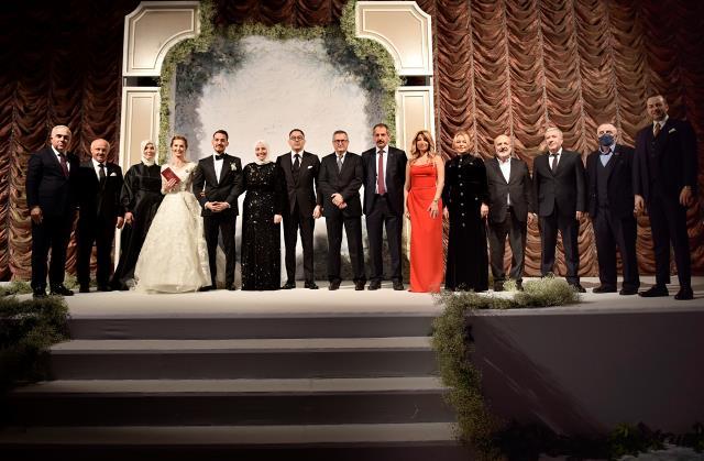 Muhammet Cevahir ve Nurdan Yılmaz, ünlü isimlerin akın ettiği düğün töreninde evlendi Muhammet Cevahir ve Nurdan Yılmaz, ünlü isimlerin akın ettiği düğün töreninde evlendi