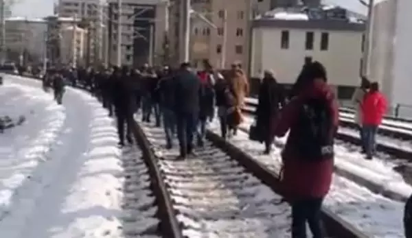 Marmaray arıza yaptı, yolcular raylarda yürüdü