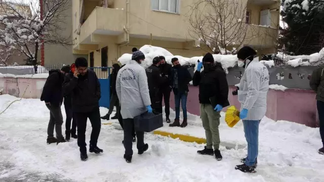 Sultanbeyli'de şizofren şahıs annesini bıçakla öldürdü Sultanbeyli'de şizofren şahıs annesini bıçakla öldürdü