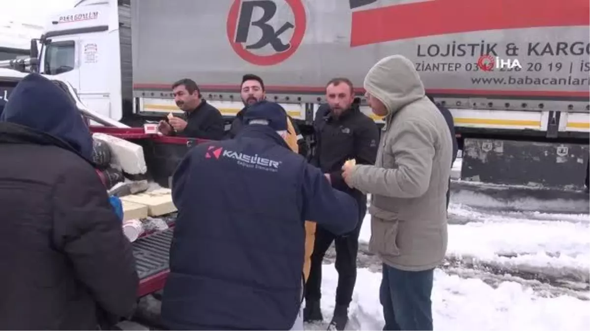 Yolda mahsur kalan tır sürücüleri için mangal kurdular