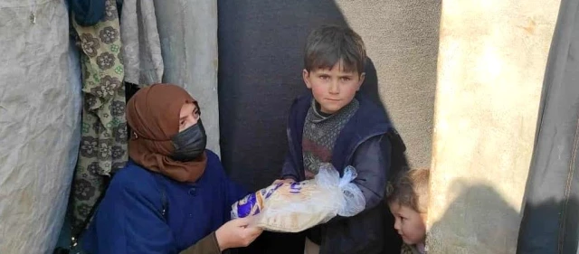 Afrin şehidinin maaşının bir kısmını bağışladığı dernekten İdlib'e yardımZorlu kış şartlarıyla mücadele eden bin 200 aileye her gün ekmek dağıtılıyor