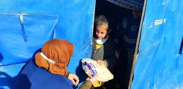 Afrin şehidinin maaşının bir kısmını bağışladığı dernekten İdlib'e yardımZorlu kış şartlarıyla mücadele eden bin 200 aileye her gün ekmek dağıtılıyor