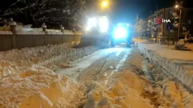 Belediye ekiplerinin gece kar mesaisi