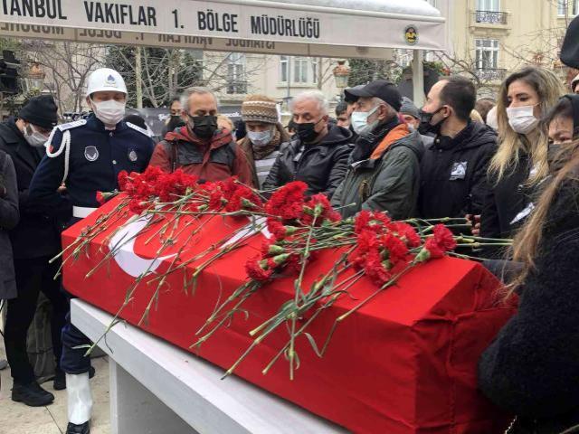 Ediz Hun'un zor anları! Gözyaşları içinde yakın dostu Fatma Girik'in tabutunu öptü