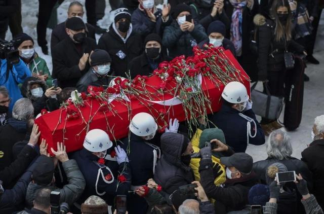 Ediz Hun'un zor anları! Gözyaşları içinde yakın dostu Fatma Girik'in tabutunu öptü