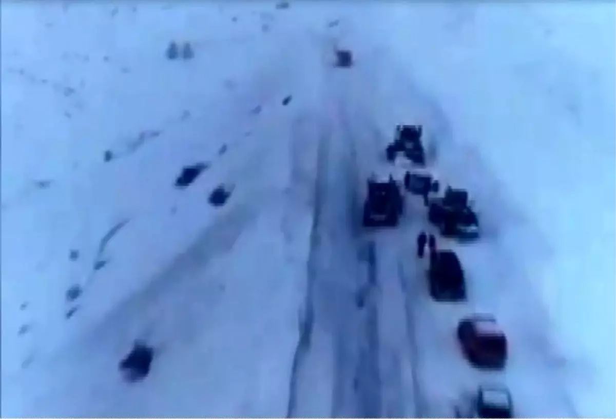 Erzurum'da kar yağışı sonrası düşen çığ karayolunu kapattı, ekipler seferber oldu
