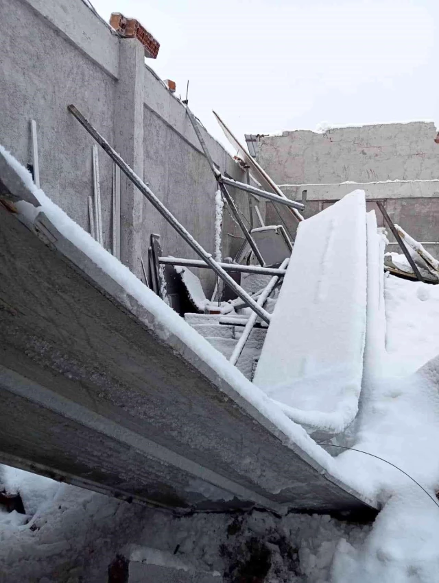 Fabrikanın çatısı yoğun kar yağışına dayanamadı