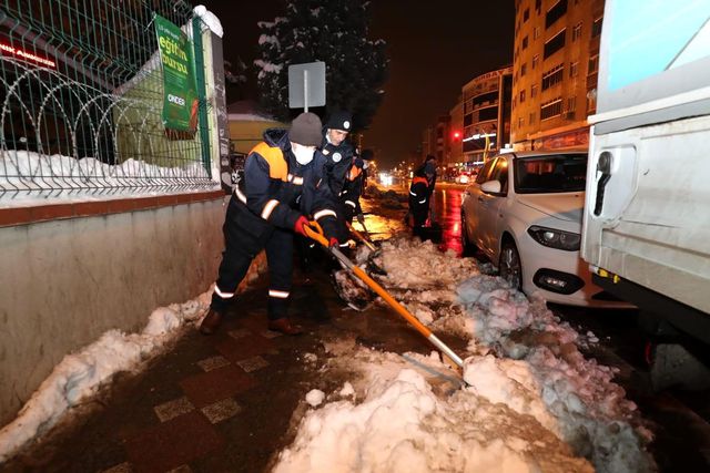 Gebze'de ekipler gece mesaisinde