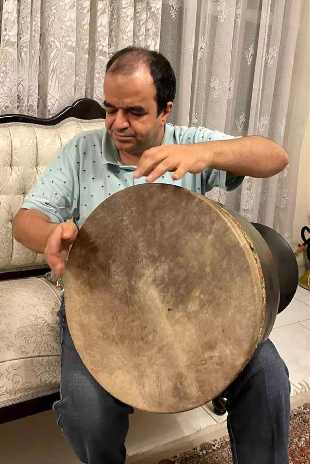 İranlı âmâ sanatçı 15'ten fazla müzik aleti çalıyor