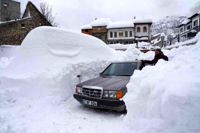 Kar kalınlığının 2 metreyi aştığı Kastamonu'da vatandaşlar kaybolan araçlarını arıyorlar