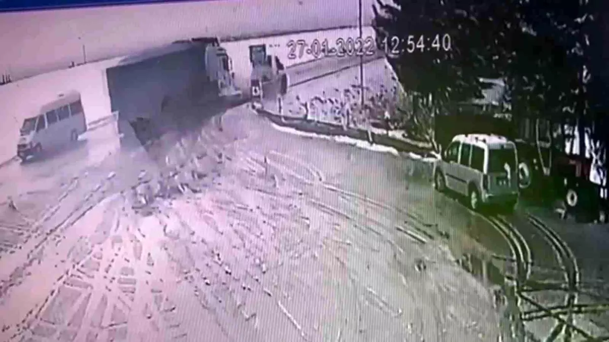 Tır önündeki aracı sürükleyerek üzerine devrildi... Kıl payı atlatılan facia kamerada- Sürücü tırdan dökülen buğdayların altında kaldı