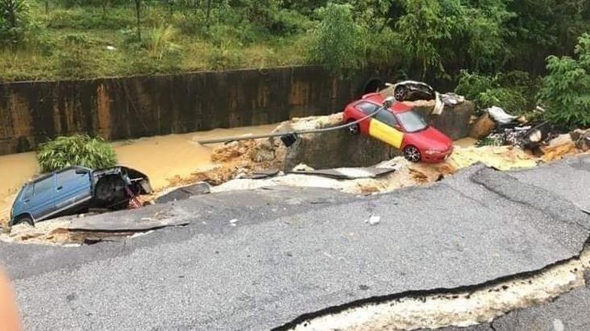 Malezya'da gerçekleşen heyelanda yol, üzerindeki araçlarla birlikte çöktü