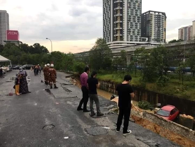 Malezya'da gerçekleşen heyelanda yol, üzerindeki araçlarla birlikte çöktü