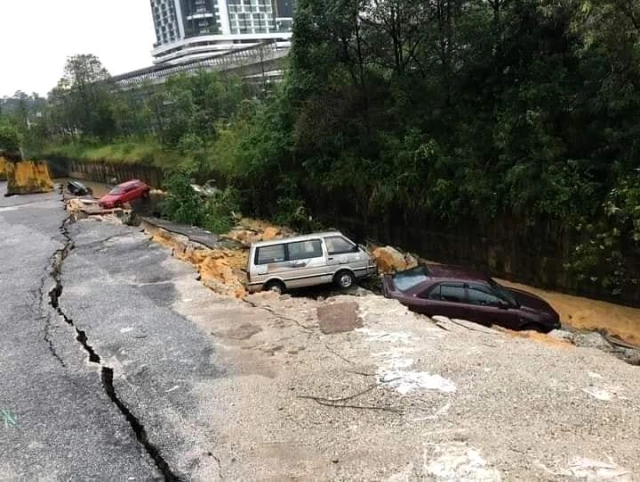 Malezya'da gerçekleşen heyelanda yol üzerindeki araçlarla birlikte çöktü