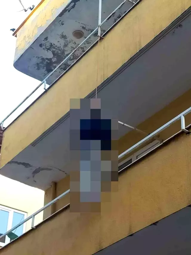 Sabah dışarıya çıkan komşular, yaşlı adamı balkonda asılı halde buldu Sabah dışarıya çıkan komşular, yaşlı adamı balkonda asılı halde buldu