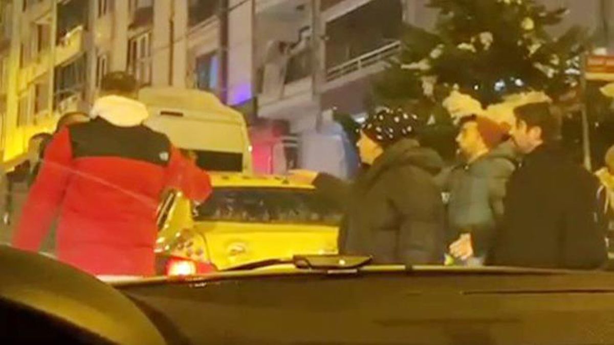 Yolcu indiren minibüs şoförüne korna çalan taksici, kalabalığın gazabına uğradı
