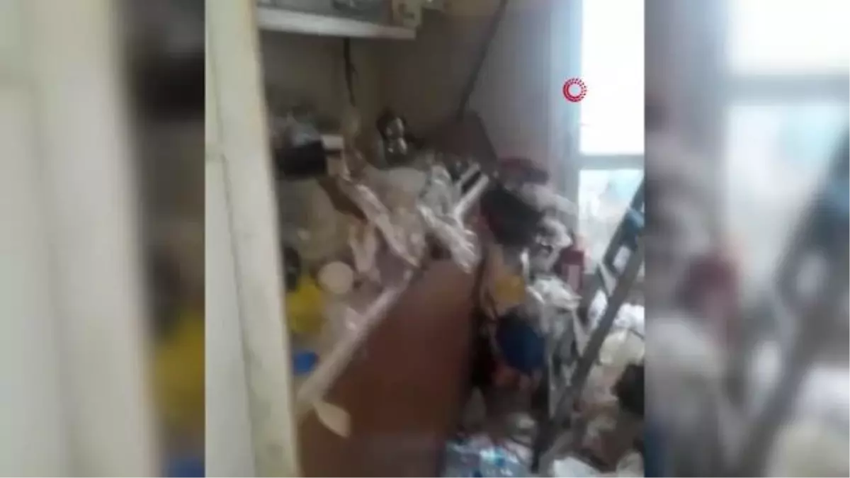 Yaşlı adamın evinden tonlarca çöp çıktı