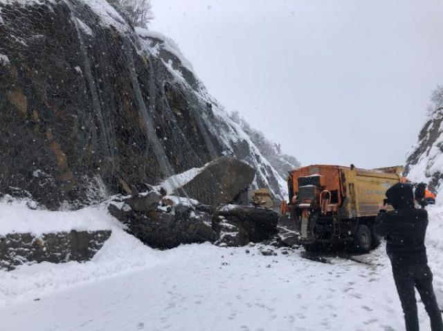 Zonguldak-İstanbul yolu heyelan nedeniyle ulaşıma kapandı! Araçlar alternatif yollara yönlendirildi