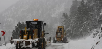 Antalya'da karla mücadele çalışmaları devam ediyor