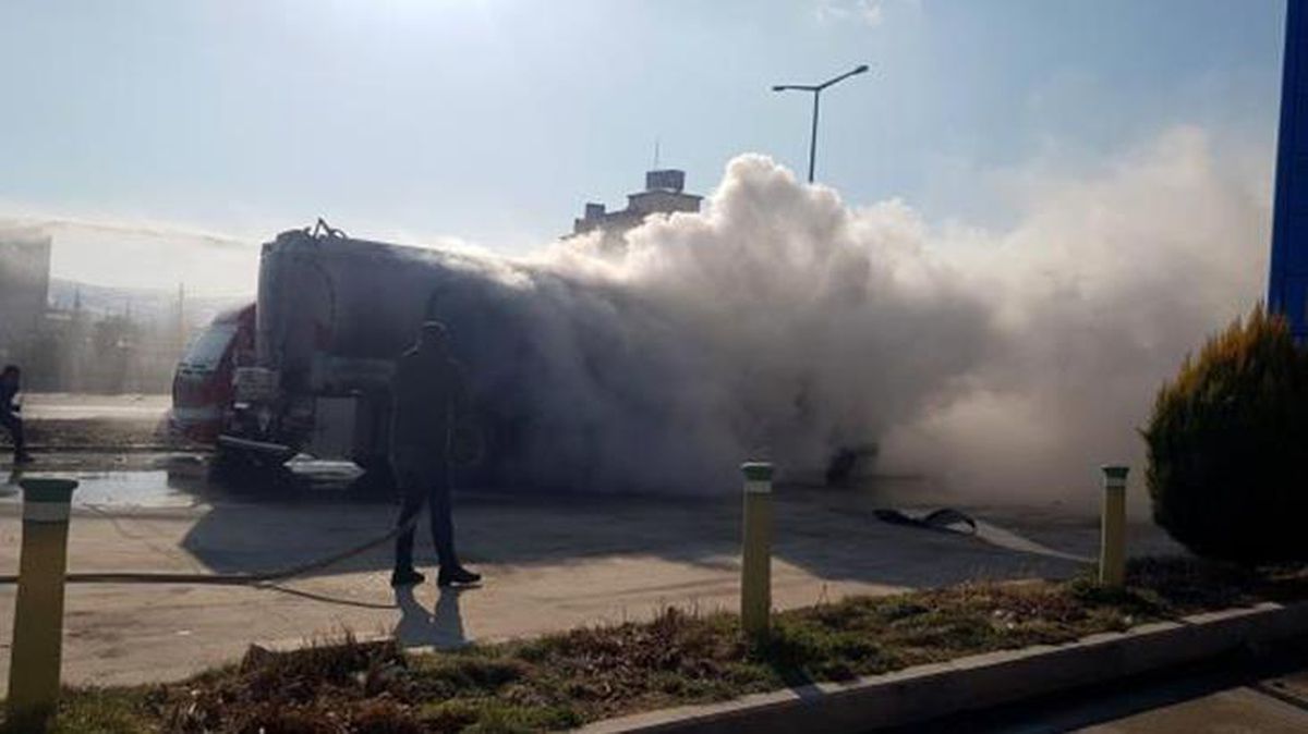 Benzin istasyonunda park halindeki tır bomba gibi patladı! Olay anı kamerada