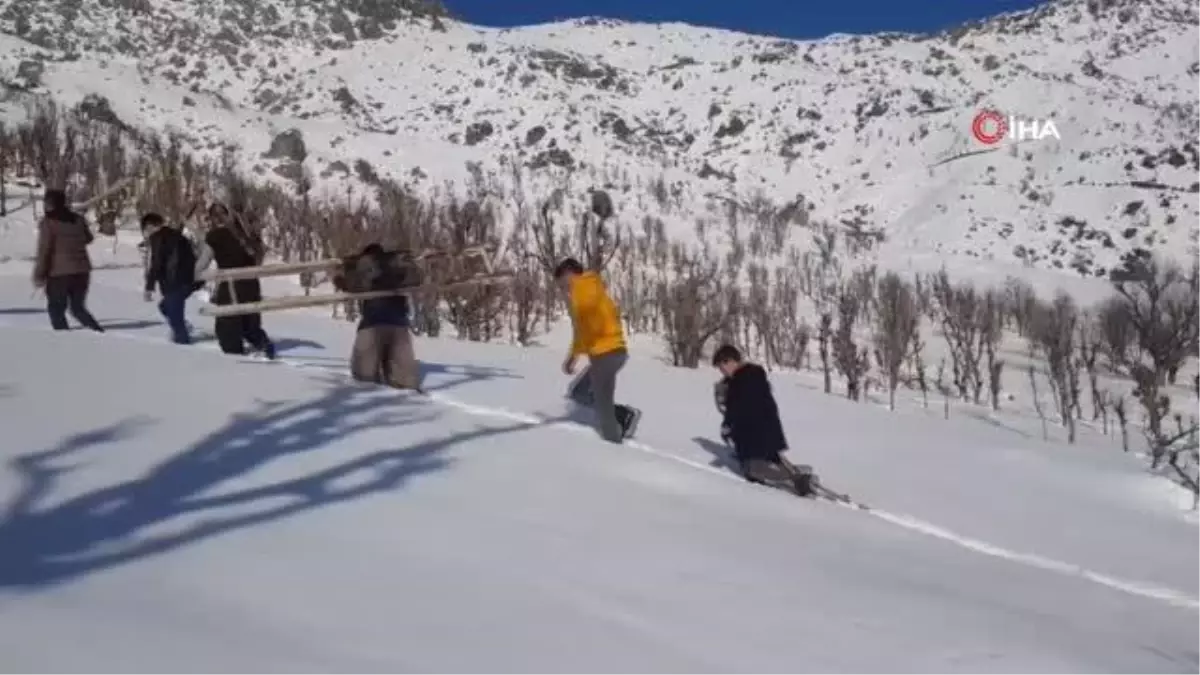 Derecik'te besicilerin zorlu kış mesaisi