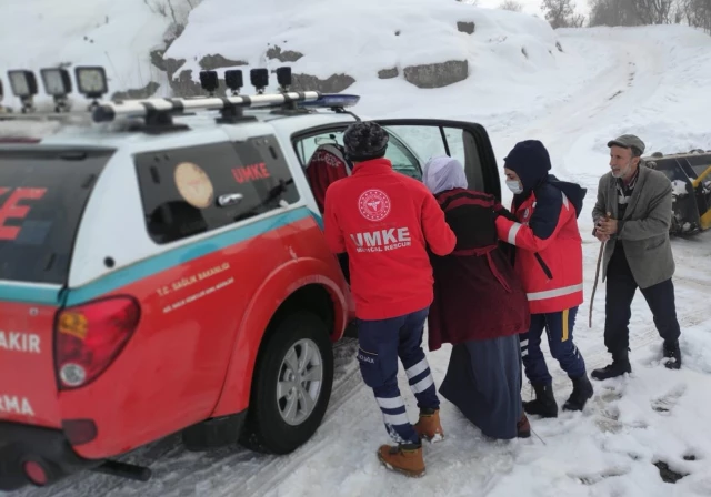 Diyarbakır'da yolu kar nedeniyle kapanan bölgedeki hasta kadına UMKE ulaştı